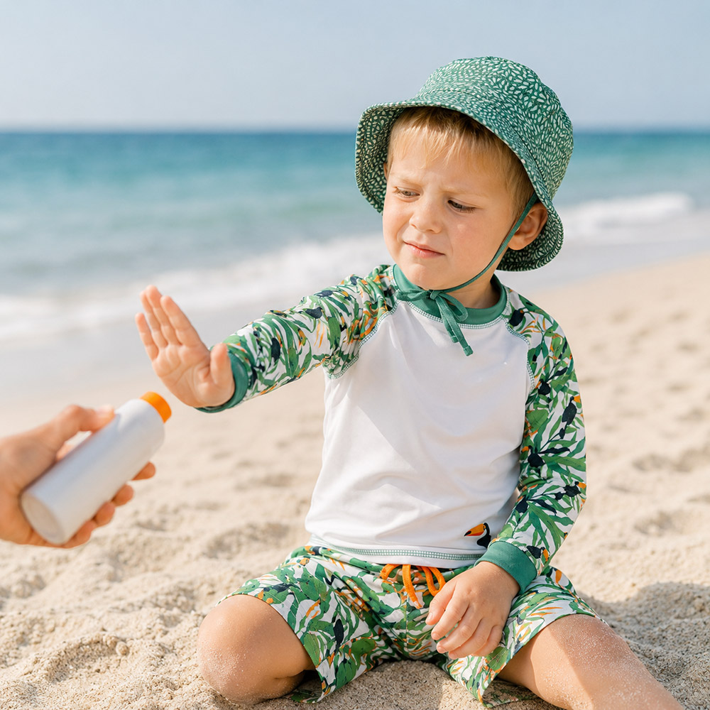 Dziecko nie chce smarować się kremem z filtrem SPF na plaży