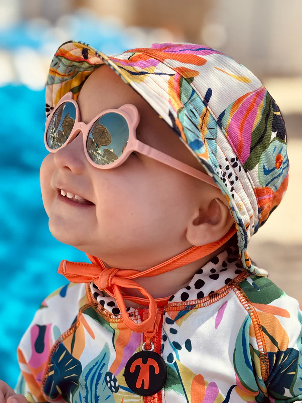 Niemowlę w kombinezonie UV na plaży