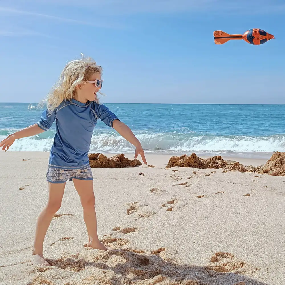 Dziecko w koszulce UV na plaży