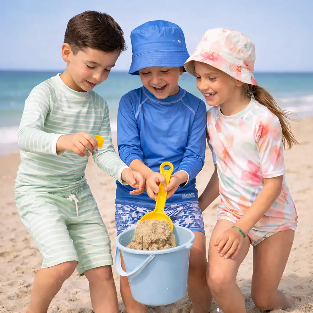 Koszulka UV czy krem z filtrem – co lepiej chroni dziecko przed słońcem?