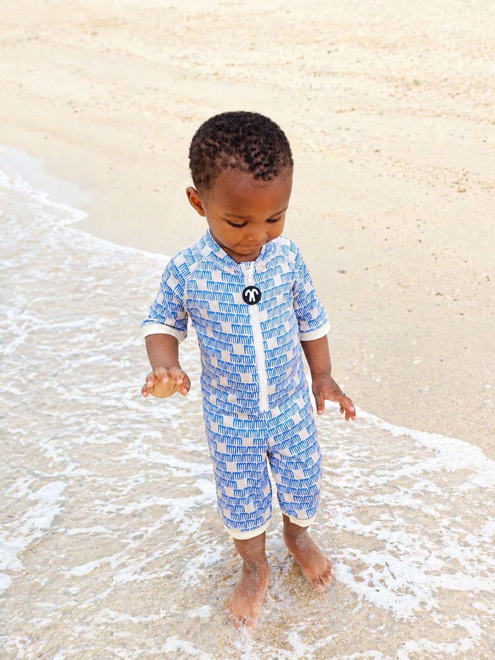 Jaki strój UV dla niemowlęcia wybrać? Poradnik dla rodziców